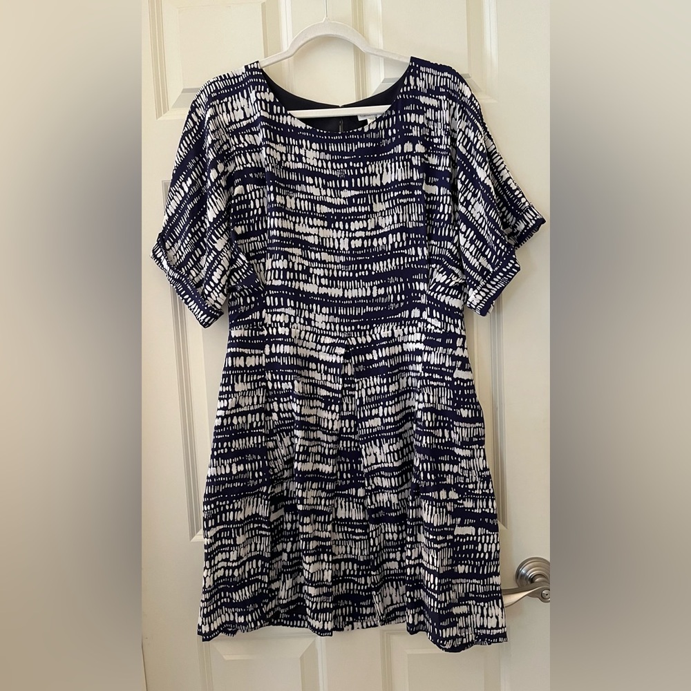 Garnet Hill Modern Short Sleeve Silk Dress navy & white pockets keyhole back 8